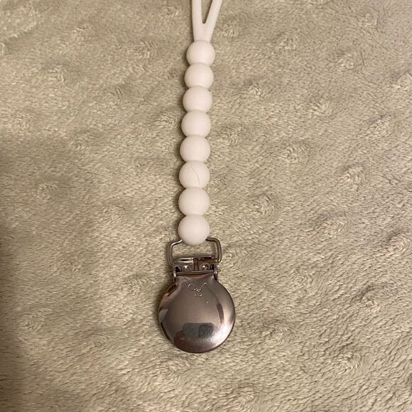 Ryan and Rose | Cutie Clip Pacifier Clip - Picture 5 of 6